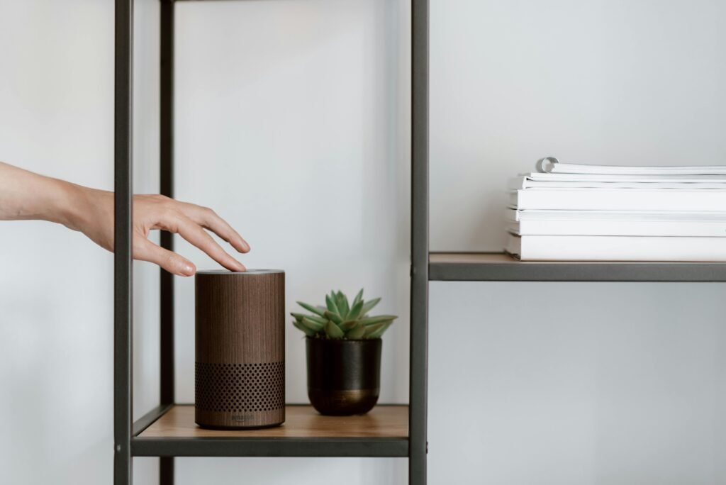 Dispositivo Echo Dot conectado con Amazon Alexa+ en una estante de una sala